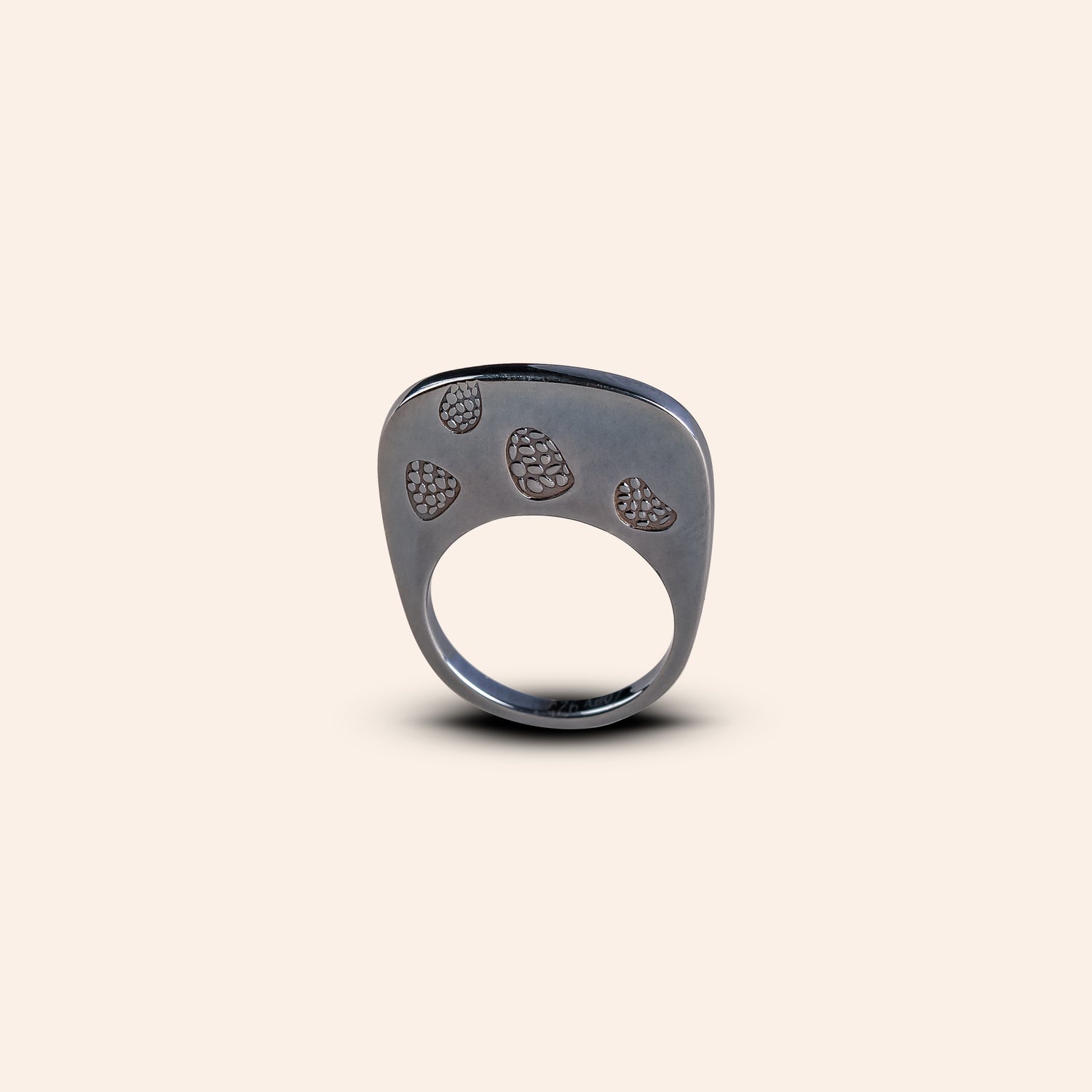 NOIR MONOLITH RING