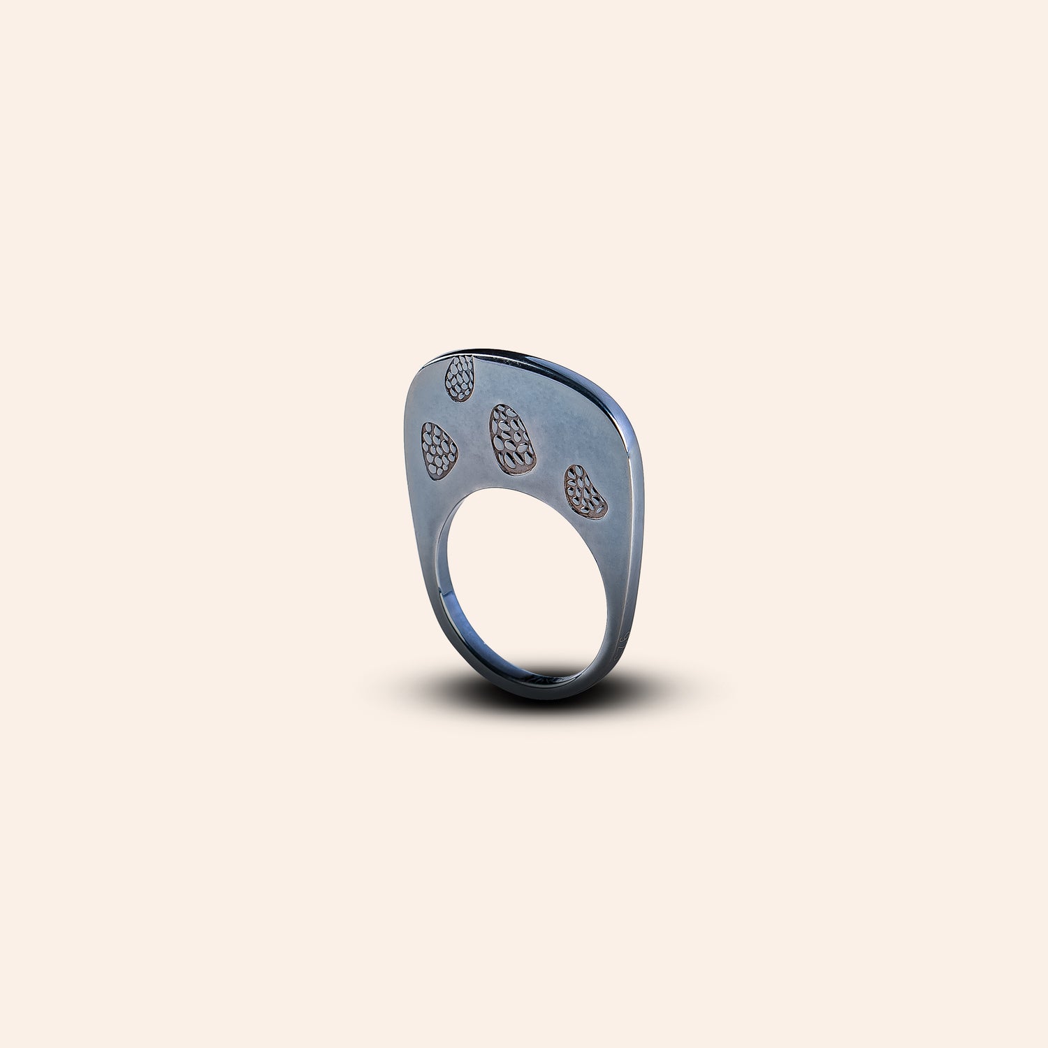 NOIR MONOLITH RING