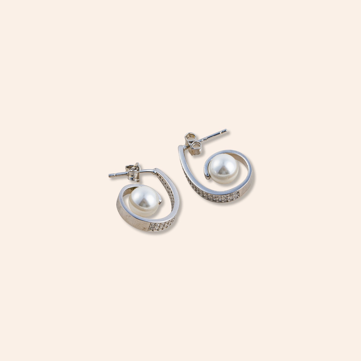 AURA PEARL LOOP DROPS