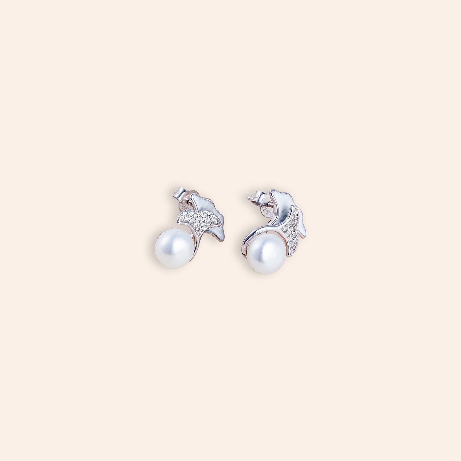 ZYRE PEARL SHELL STUDS